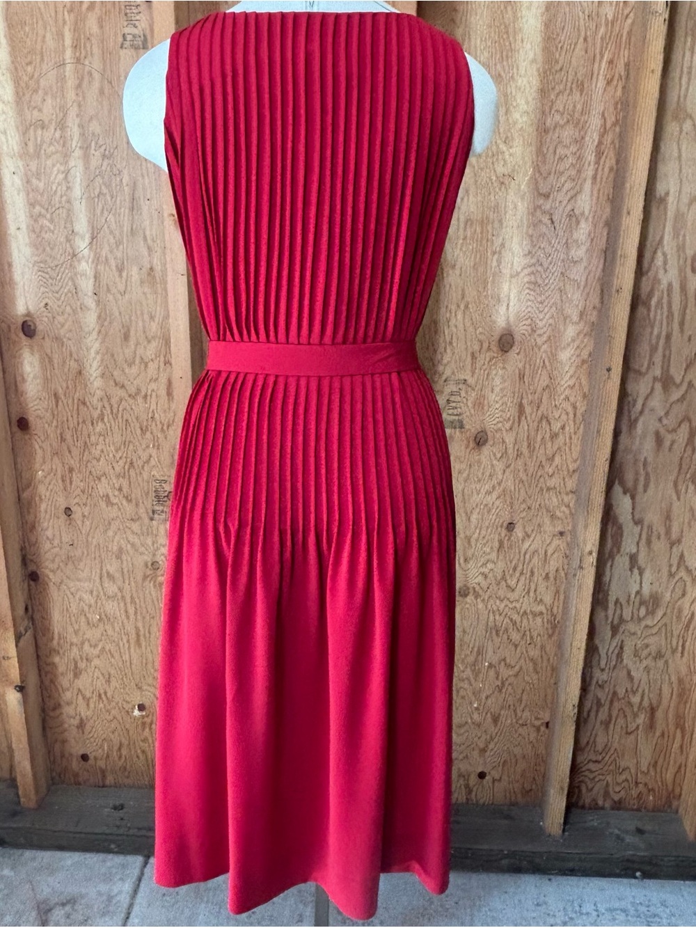 Albert Nipon Red Pleated Sleeveless Dress with Waist Tie & Rosette Size 6 - Picture 2 of 11